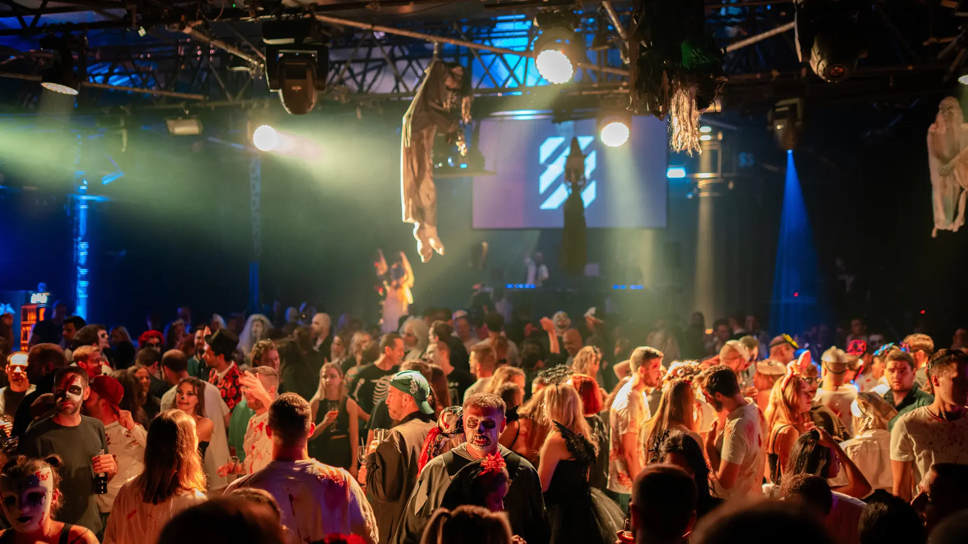 Ausgelassene Partynacht mit DJ ZEVEN