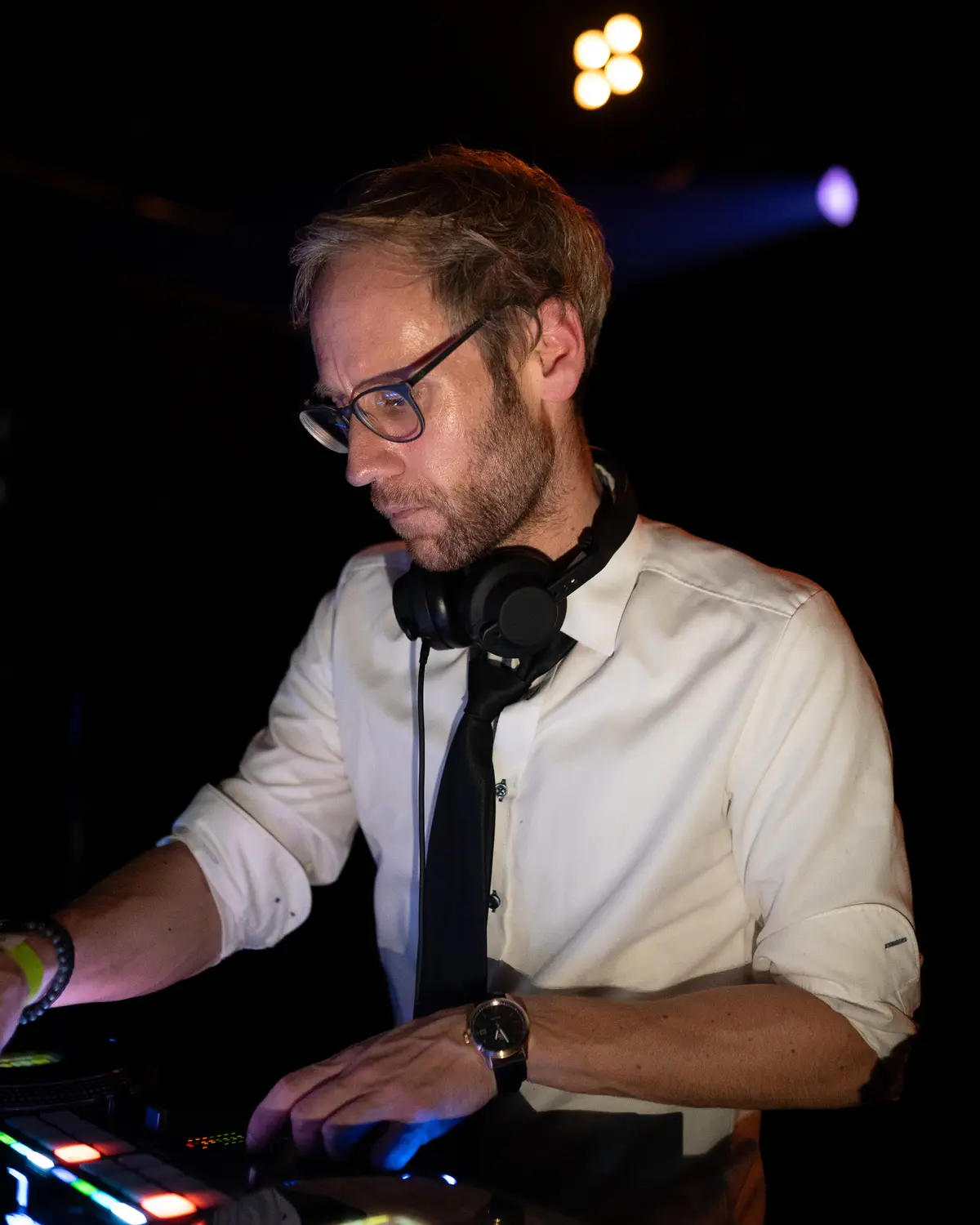 DJ ZEVEN alias Sven Ehrlinger am DJ-Pult