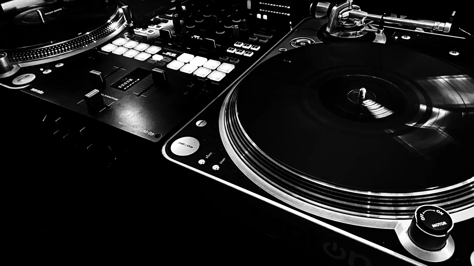 DJ ZEVEN mixt Vinyl auf zwei Plattenspielern