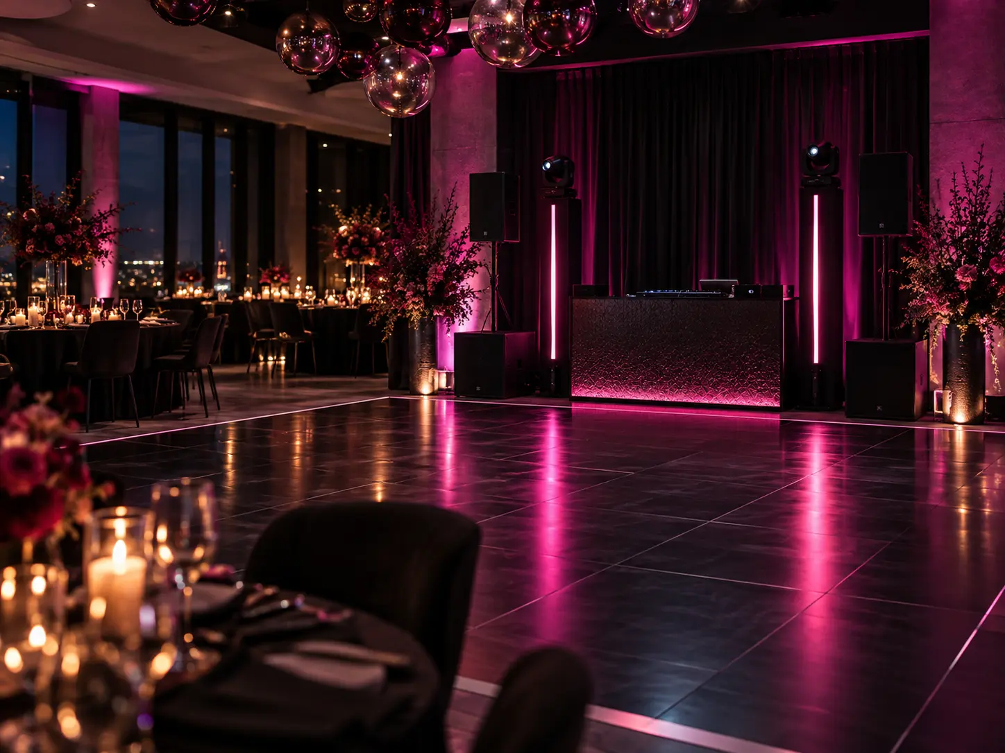 Stilvolle Eventlocation mit Tanzfläche und DJ-Setup vor Beginn einer Feier