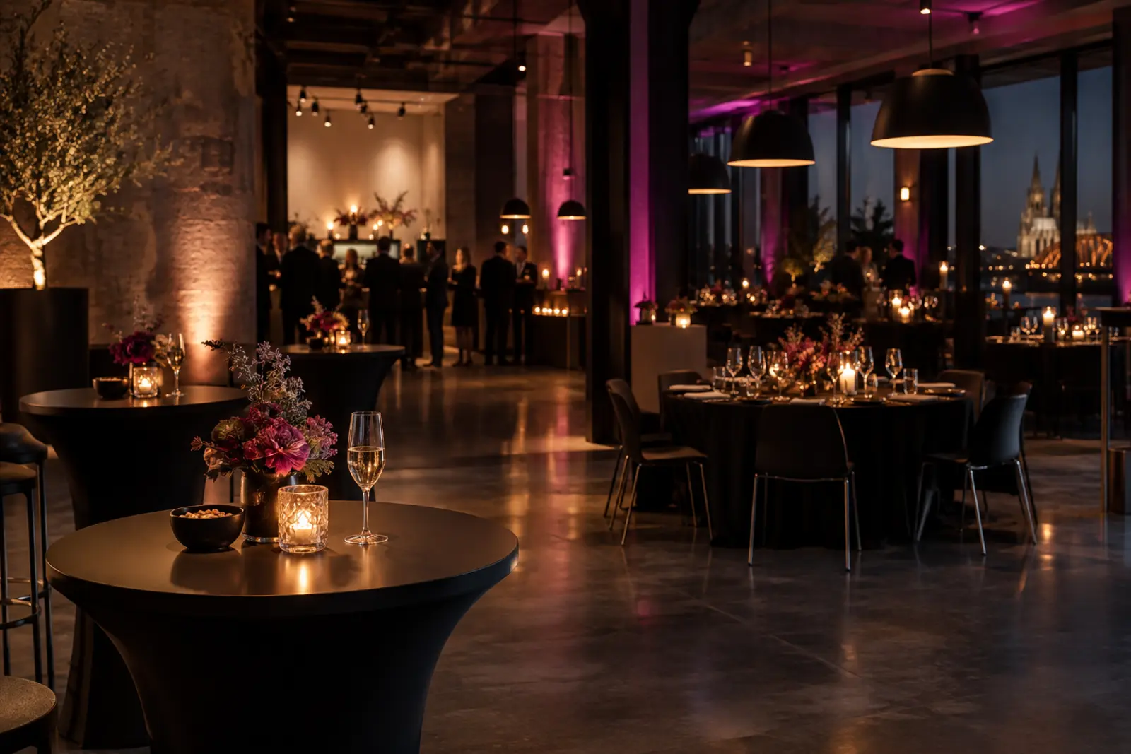 Stimmungsvolle Firmenfeier mit Empfang, Networking und dezenter Eventbeleuchtung