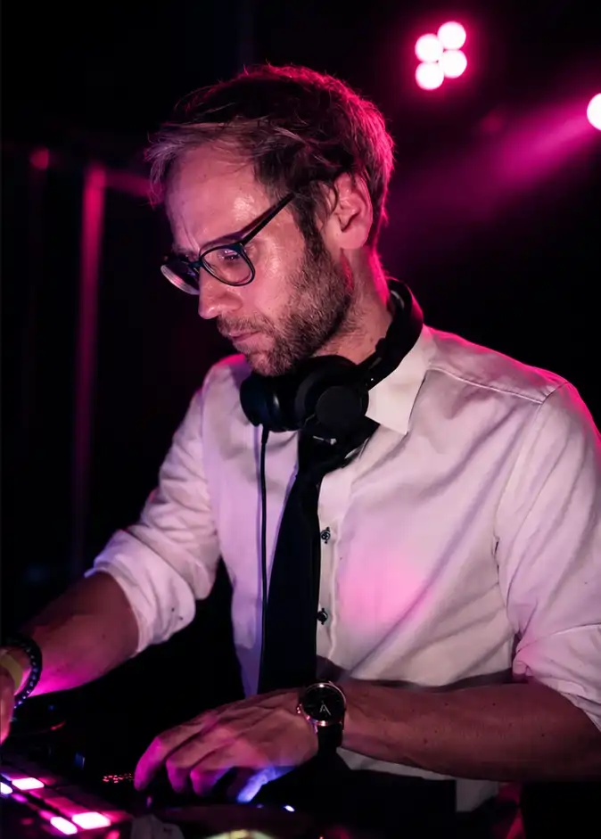 dj-zeven-live-performance-rechts DJ ZEVEN konzentriert am Plattenspieler und DJ-Mixer